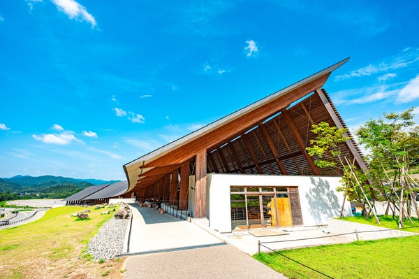 <テーマのある旅>『開園前・貸切観賞「鈴鹿の森庭園」・5つのしだれ梅 ライトアップ なばなの里とVISON「笠庵 賛否両論」 2日間』【新大阪出発】1